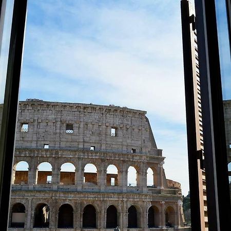 Jacuzzi In Front Of The Colosseum Roma Exterior foto