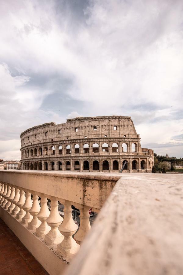 Jacuzzi In Front Of The Colosseum Roma Exterior foto